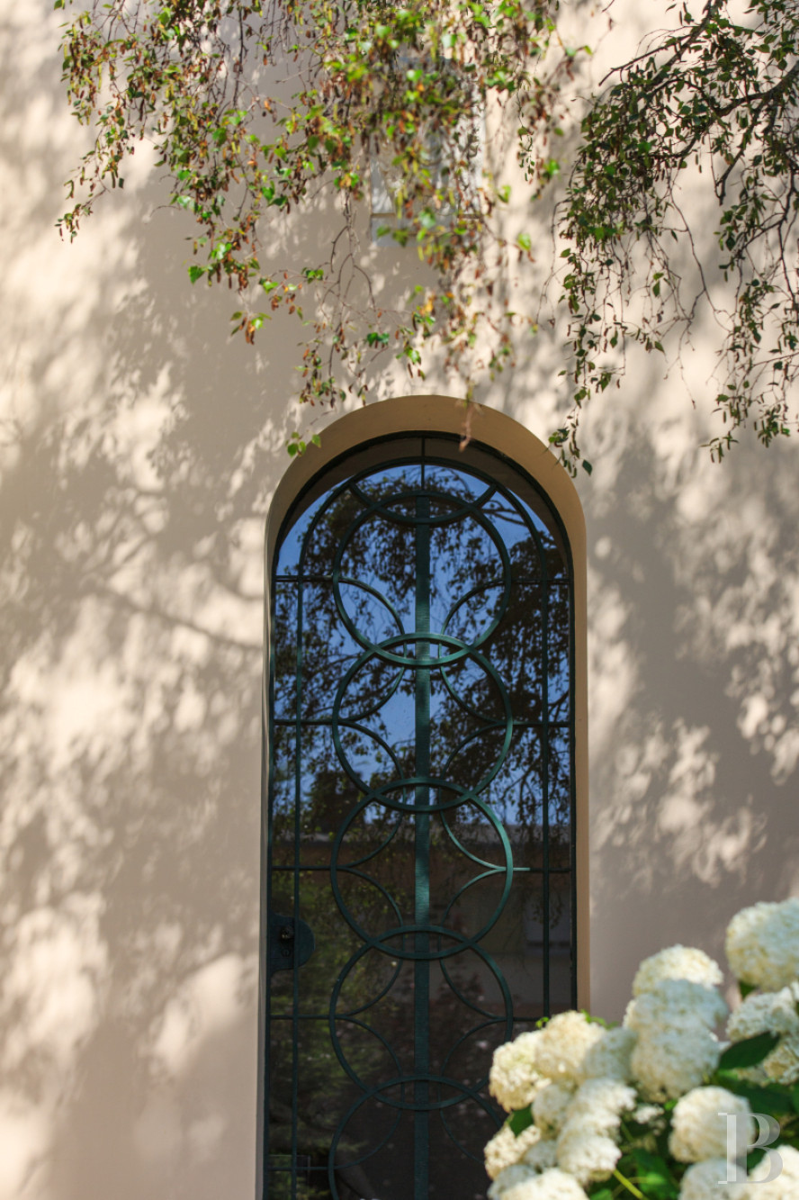 En Saône-et-Loire, à Mâcon, une villa et son jardin entièrement de style Art déco - photo  n°2